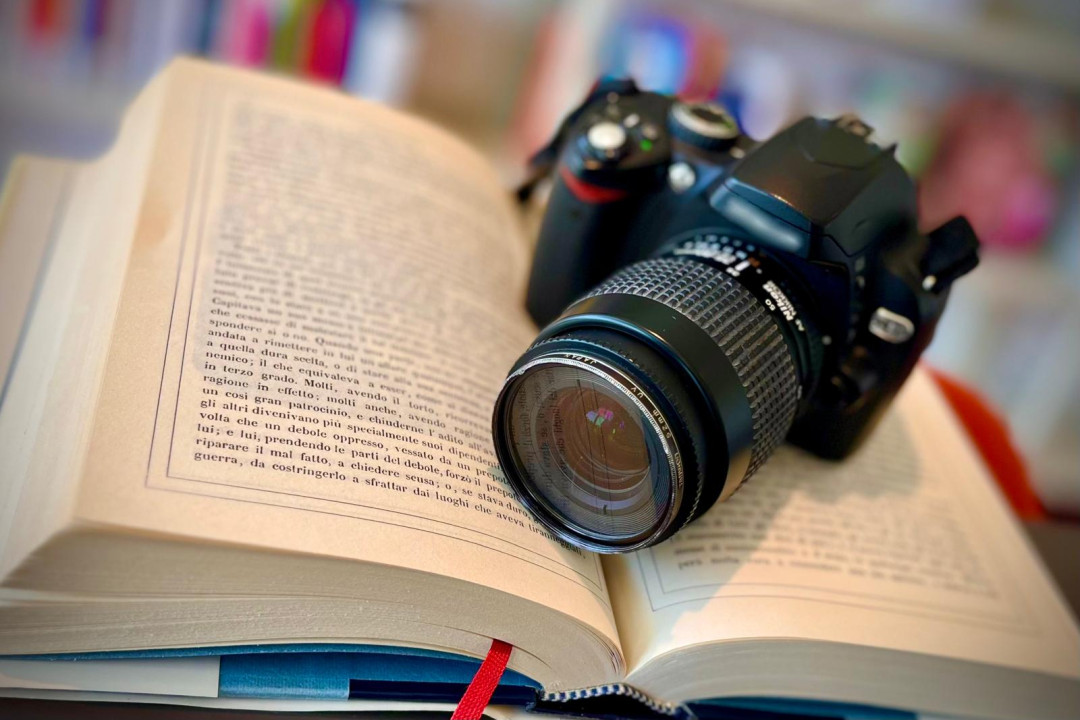 Locandina: Leggi un libro, diventa una foto!