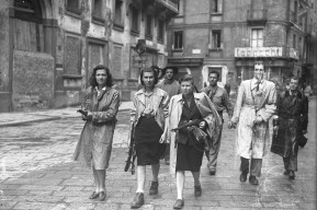 Tre donne guidano un gruppo di partigiani