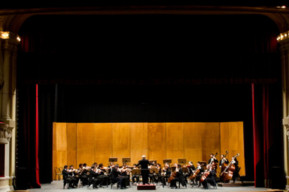 Orchestra che suona all'interno del Teatro Politeama (Prato)