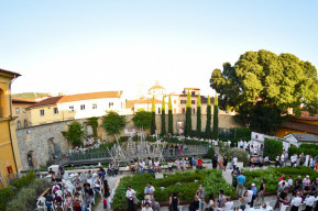 Immagine a colori di una manifestazione al Giardino Buonamici