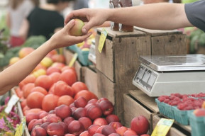 Manifestazione mercatale in via Ferrucci