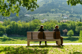 anziani che si fanno compagnia
