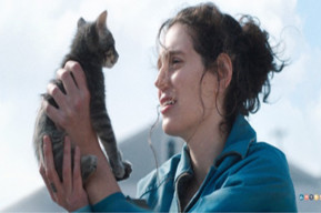 Parte della locandina film, protagonista con in gattino in mano