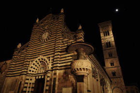 Foto del Duomo di Prato di sera