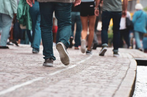 Persone che camminano