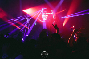 Foto interno Capanno Black Out con luci colorate e pubblico