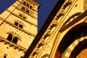 Passeggiata alla scoperta delle case-torri e delle antiche mura