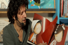 Alfonso Cuccurullo che sfoglia un libro per bambini