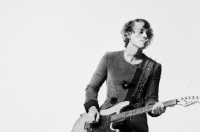 Chiello che suona la chitarra