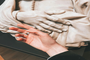 Mano che accarezza statua