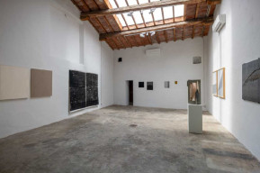 Sala allestita con opere di vari artisti all'interno di Villa Rospigliosi (Prato)